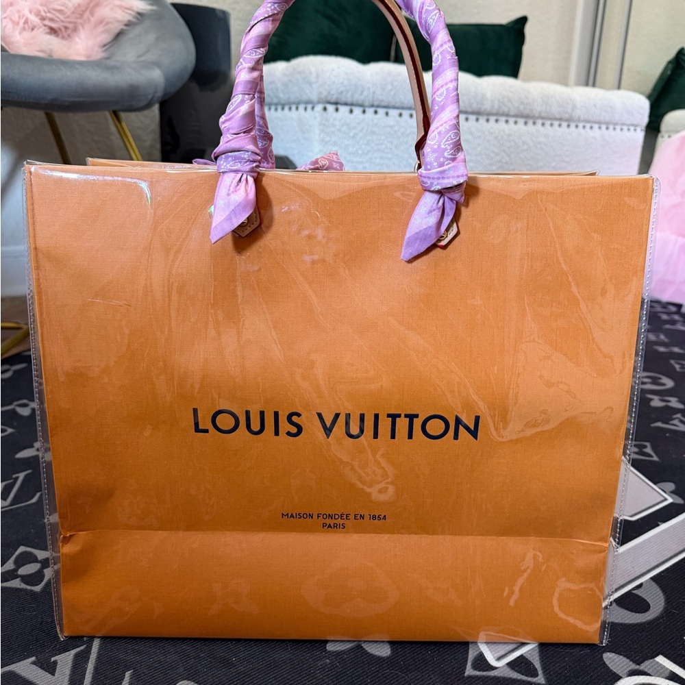 🩷🩷Louis Vuitton XL Gift Bag Tote🩷🩷 - Picture 4 of 7